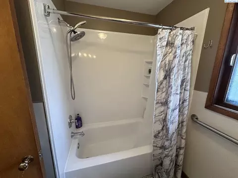 Bath - 2002 N Cedar St, Colfax, WA 99111 photo 2 of 4