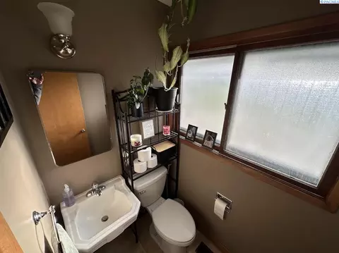 Bath - 2002 N Cedar St, Colfax, WA 99111 photo 4 of 4