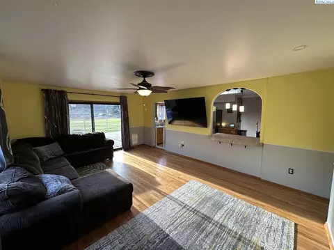 Living - 2002 N Cedar St, Colfax, WA 99111 photo 3 of 3