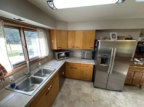 Kitchen - 2002 N Cedar St, Colfax, WA 99111 photo 1 of 3