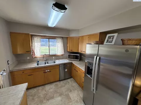 Kitchen - 2002 N Cedar St, Colfax, WA 99111 photo 2 of 3