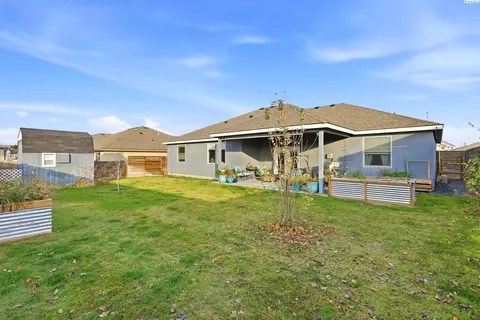 Exterior - 6014 Cotswold Ln, Pasco, WA 99301 photo 5 of 6