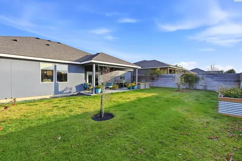 Exterior - 6014 Cotswold Ln, Pasco, WA 99301 photo 4 of 6