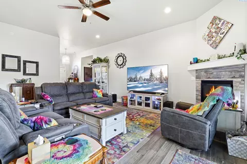 Living - 6014 Cotswold Ln, Pasco, WA 99301 photo 2 of 2
