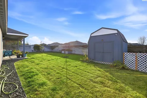 Exterior - 6014 Cotswold Ln, Pasco, WA 99301 photo 3 of 6