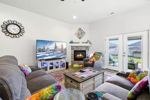 Living - 6014 Cotswold Ln, Pasco, WA 99301 photo 1 of 2