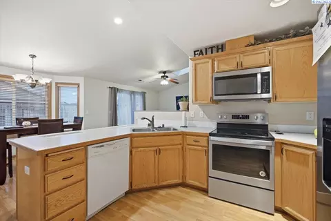Kitchen - 9703 Percheron Dr, Pasco, WA 99301 photo 4 of 4