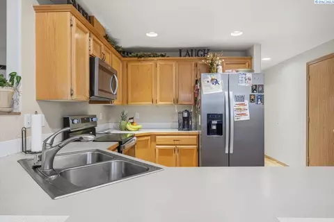 Kitchen - 9703 Percheron Dr, Pasco, WA 99301 photo 2 of 4