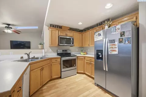 Kitchen - 9703 Percheron Dr, Pasco, WA 99301 photo 3 of 4