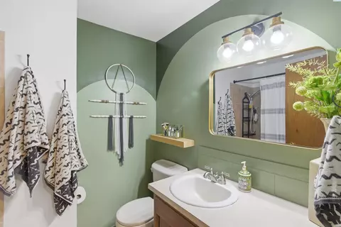 Bath - 1835 NW Turner Dr, Pullman, WA 99163 photo 1 of 3