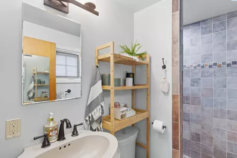 Bath - 1835 NW Turner Dr, Pullman, WA 99163 photo 2 of 3