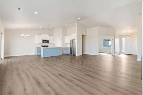 Living - 6809 Brooks Ave, Pasco, WA 99301 photo 2 of 4