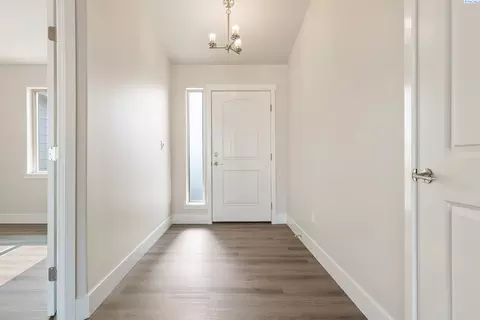 Entry Way - 6809 Brooks Ave, Pasco, WA 99301 photo 1 of 2