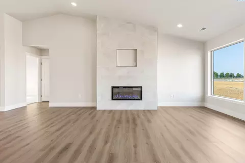 Living - 6809 Brooks Ave, Pasco, WA 99301 photo 3 of 4