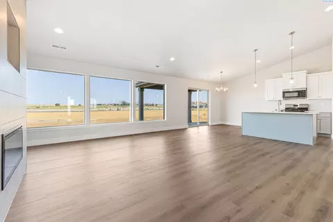 Living - 6809 Brooks Ave, Pasco, WA 99301 photo 1 of 4