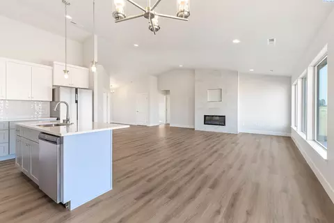 Living - 6809 Brooks Ave, Pasco, WA 99301 photo 4 of 4