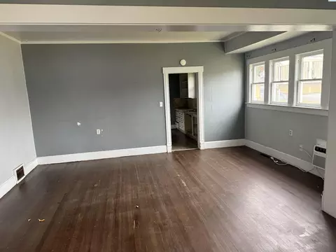 Living - 705 W Park St, Pasco, WA 99301 photo 2 of 2