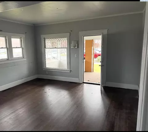 Living - 705 W Park St, Pasco, WA 99301 photo 1 of 2