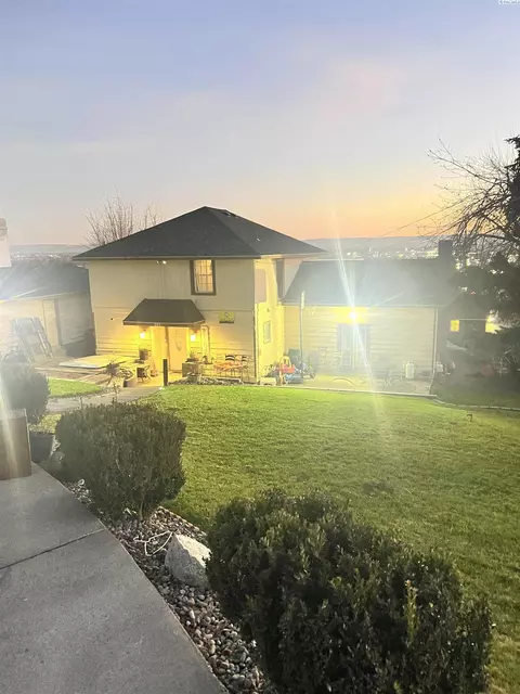 103 E Riverside Ave, Sunnyside, WA 98944