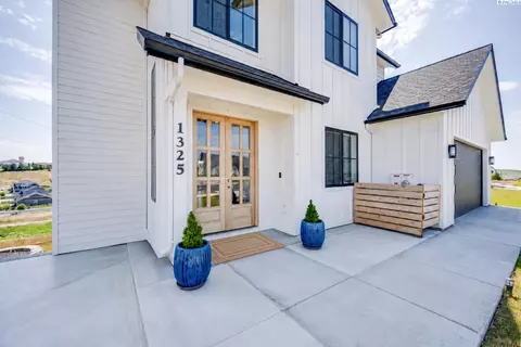 1325 SW Panorama Dr, Pullman, WA 99163