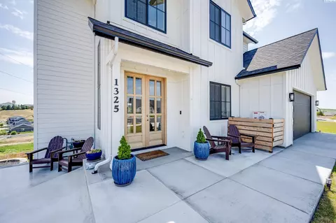 1325 SW Panorama Dr, Pullman, WA 99163