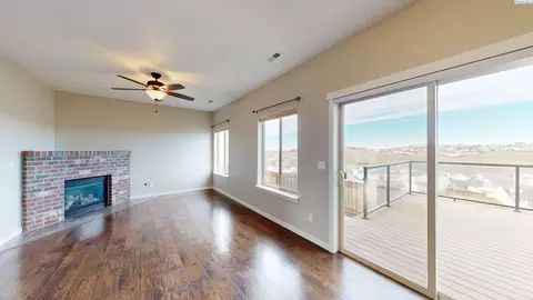 Living - 1420 SW Panorama, Pullman, WA 99163 photo 3 of 5