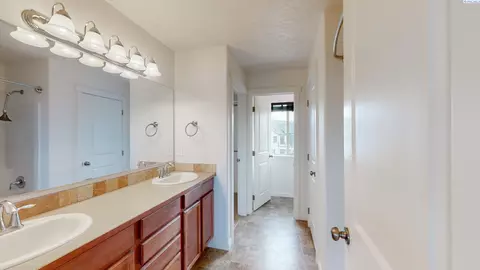 Bath - 1420 SW Panorama, Pullman, WA 99163 photo 2 of 3