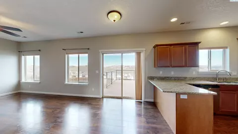 Living - 1420 SW Panorama, Pullman, WA 99163 photo 4 of 5