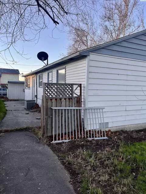 Exterior - 621 N 20th Ave, Pasco, WA 99301 photo 4 of 6