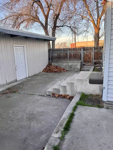 Exterior - 621 N 20th Ave, Pasco, WA 99301 photo 5 of 6