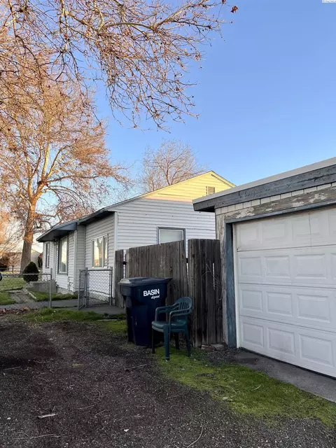 Exterior - 621 N 20th Ave, Pasco, WA 99301 photo 3 of 6
