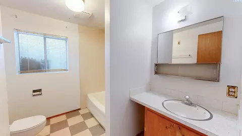 Bath - 1735 NE Wheatland, Pullman, WA 99163 photo 2 of 2