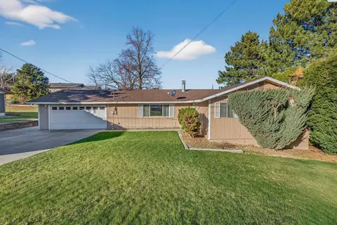 833 Taylor St, Sunnyside, WA 98944