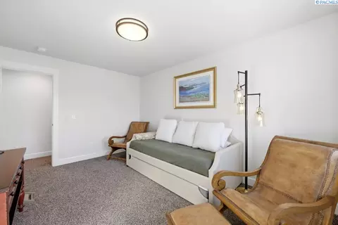 Bedroom - 825 SW Iyla Ct, Pullman, WA 99163 photo 7 of 8
