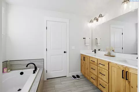 Bath - 825 SW Iyla Ct, Pullman, WA 99163 photo 2 of 3