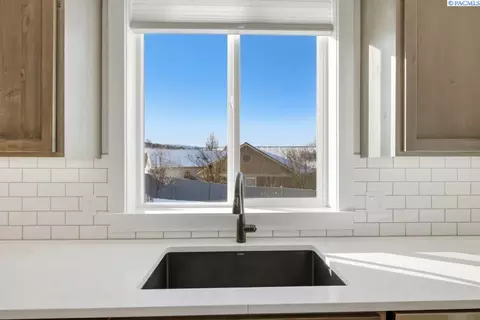 Kitchen - 825 SW Iyla Ct, Pullman, WA 99163 photo 5 of 5