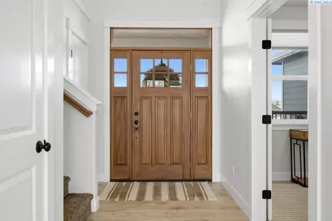 Entry Way - 825 SW Iyla Ct, Pullman, WA 99163 photo 2 of 4