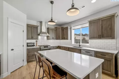 Kitchen - 825 SW Iyla Ct, Pullman, WA 99163 photo 3 of 5