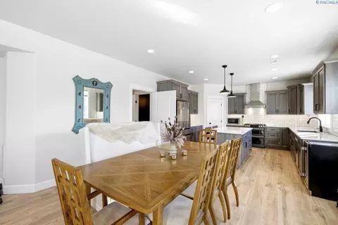 Dining - 825 SW Iyla Ct, Pullman, WA 99163 photo 2 of 2