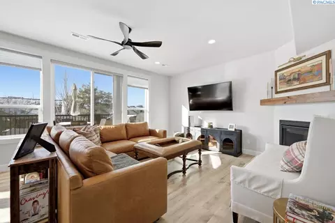 Living - 825 SW Iyla Ct, Pullman, WA 99163 photo 1 of 3