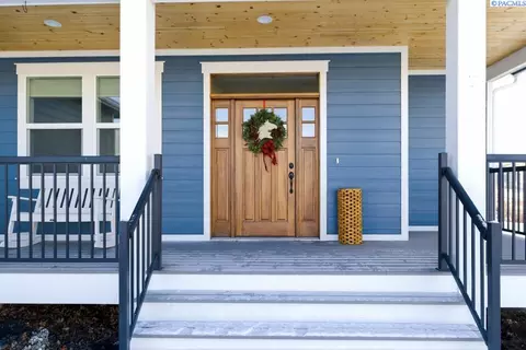 Exterior - 825 SW Iyla Ct, Pullman, WA 99163 photo 2 of 8