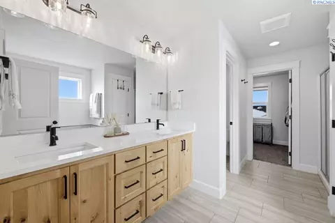 Bath - 825 SW Iyla Ct, Pullman, WA 99163 photo 1 of 3