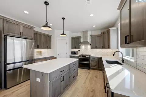 Kitchen - 825 SW Iyla Ct, Pullman, WA 99163 photo 1 of 5