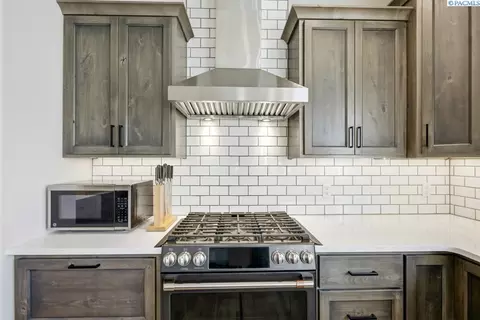 Kitchen - 825 SW Iyla Ct, Pullman, WA 99163 photo 4 of 5