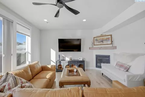 Living - 825 SW Iyla Ct, Pullman, WA 99163 photo 2 of 3