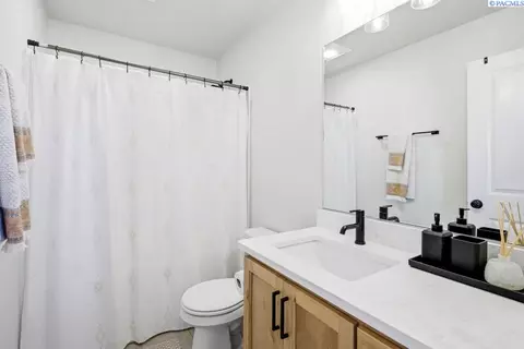 Bath - 825 SW Iyla Ct, Pullman, WA 99163 photo 3 of 3