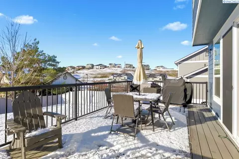 Exterior - 825 SW Iyla Ct, Pullman, WA 99163 photo 6 of 8