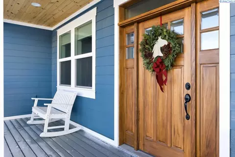 Entry Way - 825 SW Iyla Ct, Pullman, WA 99163 photo 1 of 4