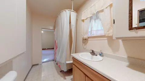 Bath - 625 NW State St, Pullman, WA 99163 photo 1 of 2