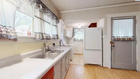 Kitchen - 625 NW State St, Pullman, WA 99163 photo 1 of 2